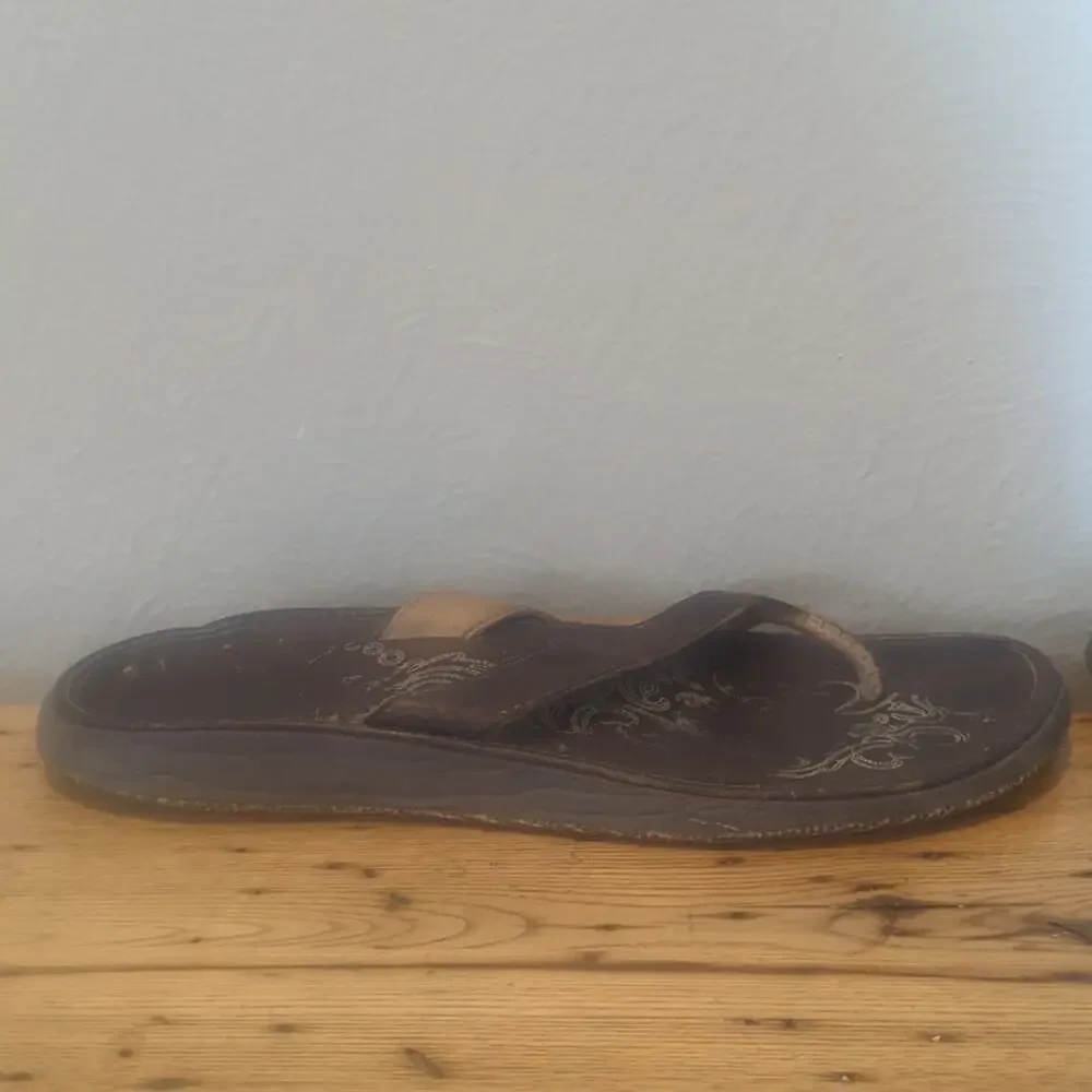 OluKai Hawaiian Inspired Brown Leather Sandals Women's Size 9